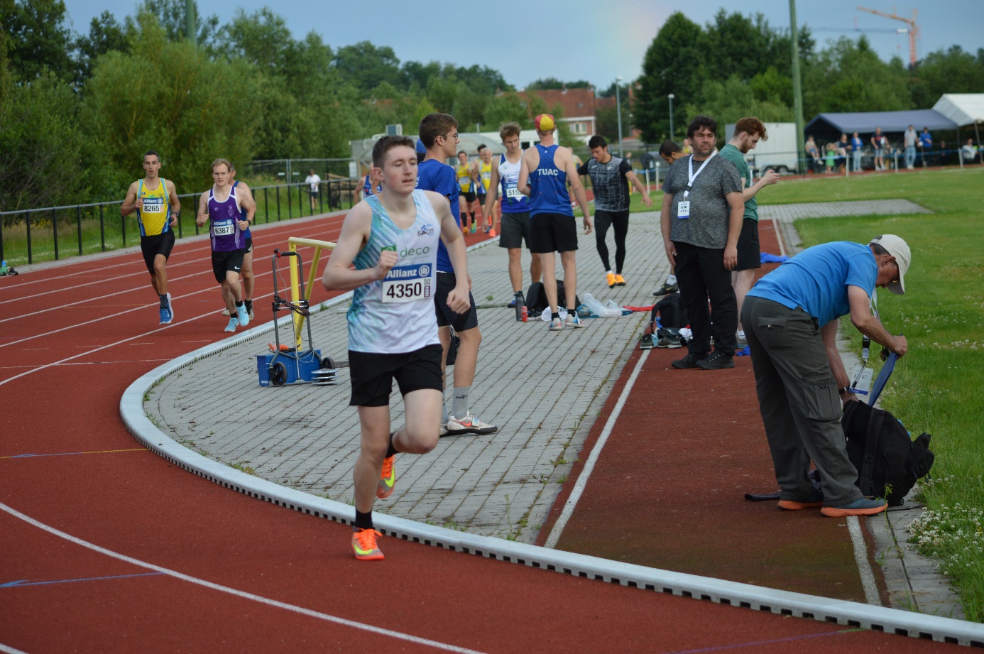 Afbeelding met atletiek, buitenshuis, sport, persoon

Automatisch gegenereerde beschrijving
