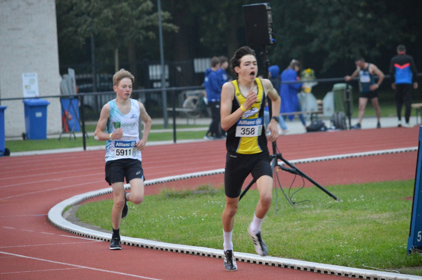 Afbeelding met atletiek, sport, persoon, buitenshuis

Automatisch gegenereerde beschrijving