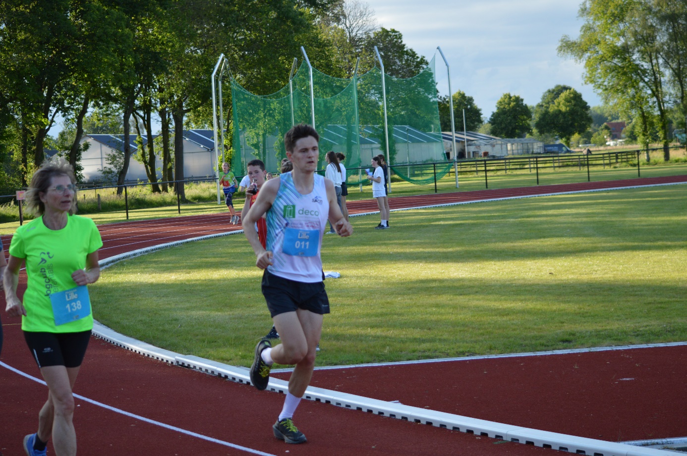 Afbeelding met buitenshuis, atletiek, sport, persoon

Automatisch gegenereerde beschrijving