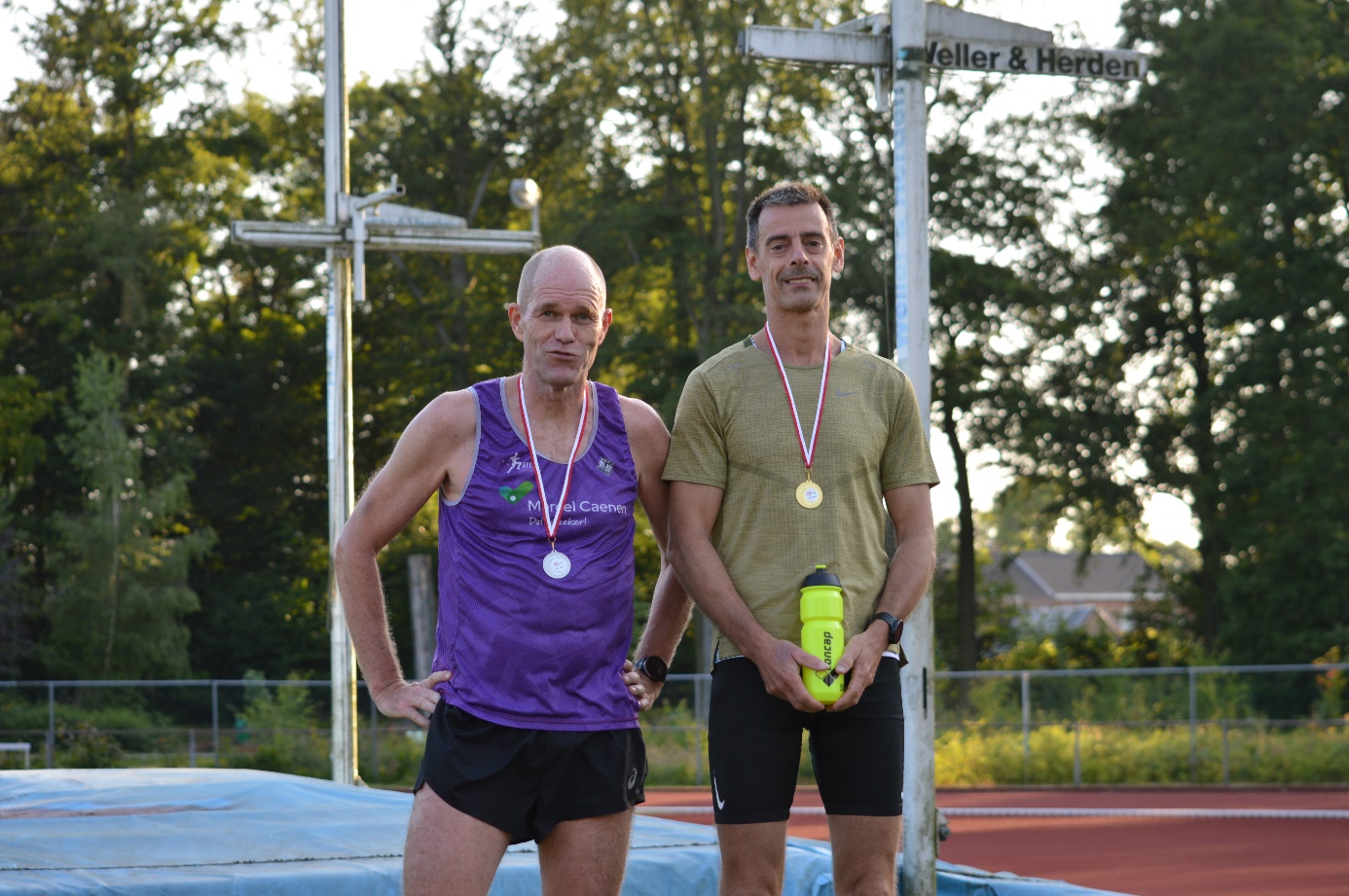 Afbeelding met buitenshuis, persoon, boom, atletiek

Automatisch gegenereerde beschrijving