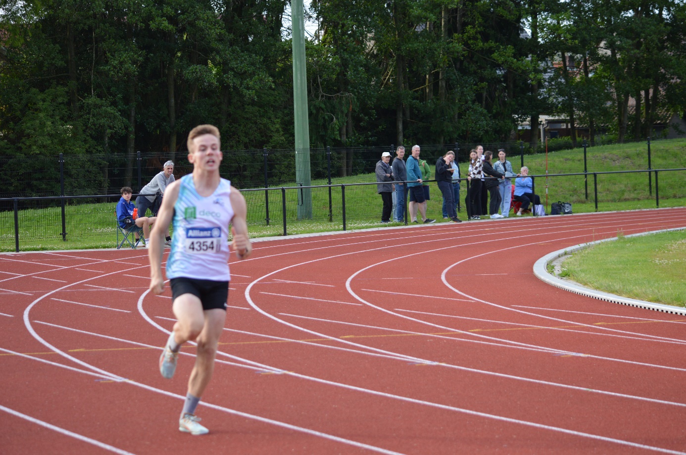 Afbeelding met buitenshuis, sport, atletiek, persoon

Automatisch gegenereerde beschrijving