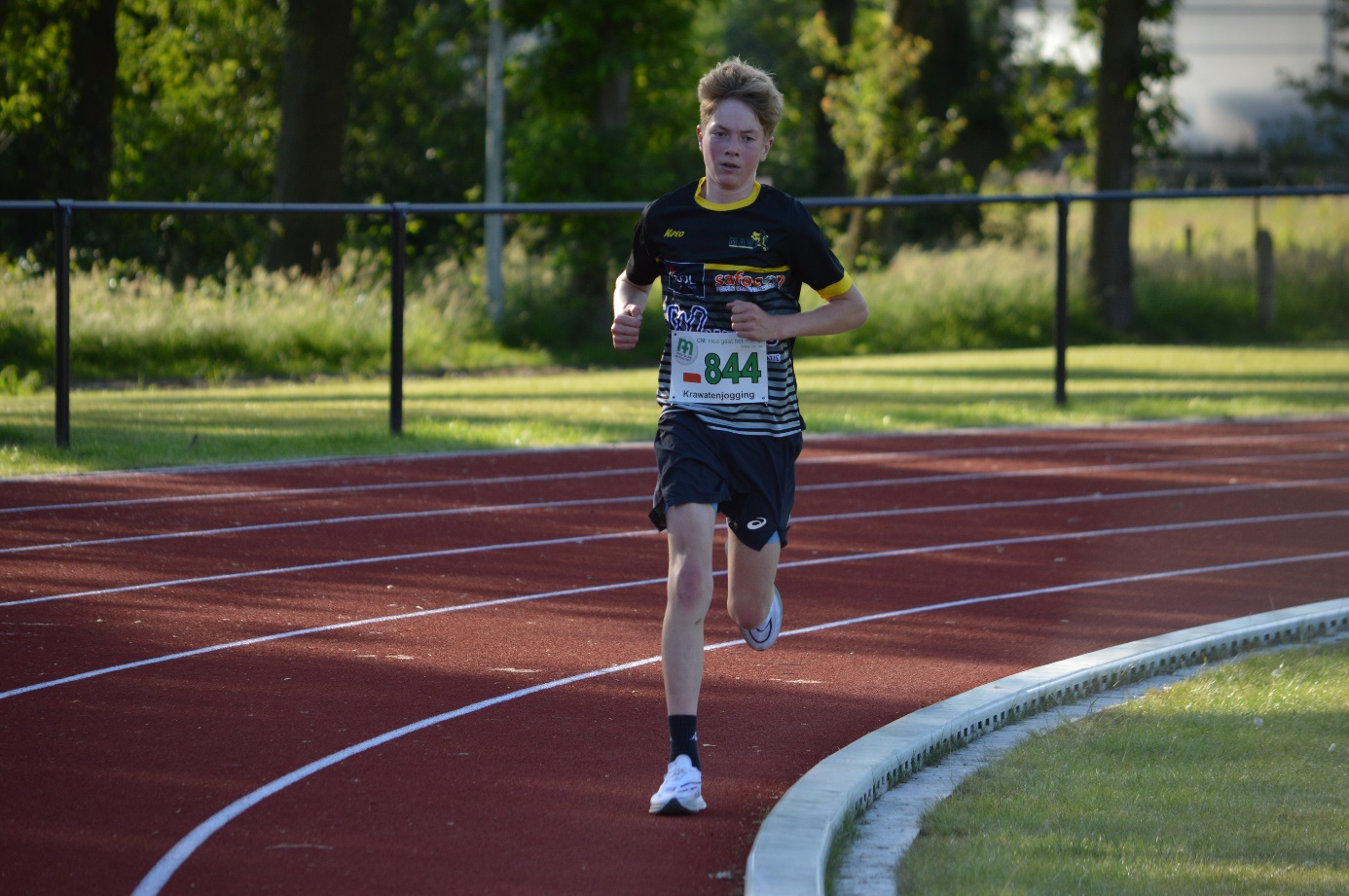 Afbeelding met buitenshuis, sport, atletiek, persoon

Automatisch gegenereerde beschrijving