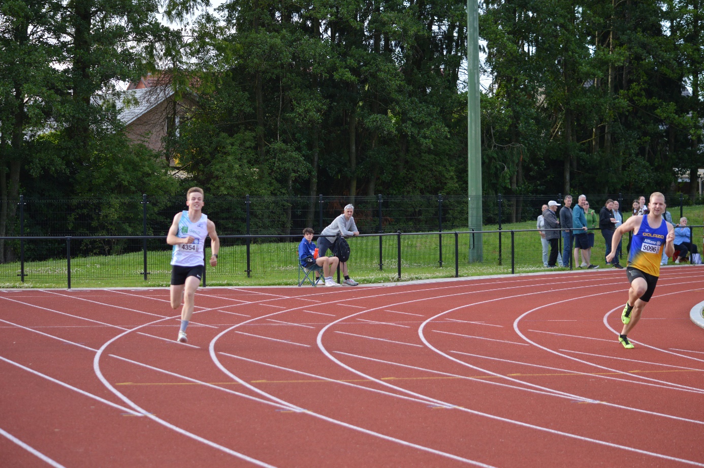 Afbeelding met buitenshuis, sport, Sport, atleet

Automatisch gegenereerde beschrijving