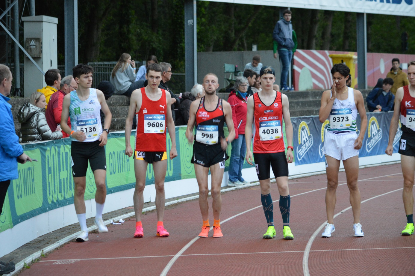 Afbeelding met persoon, atletiek, sport, schoeisel

Automatisch gegenereerde beschrijving