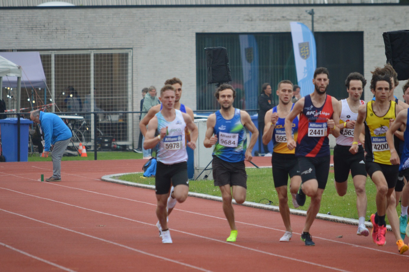 Afbeelding met persoon, sport, atletiek, spoor

Automatisch gegenereerde beschrijving