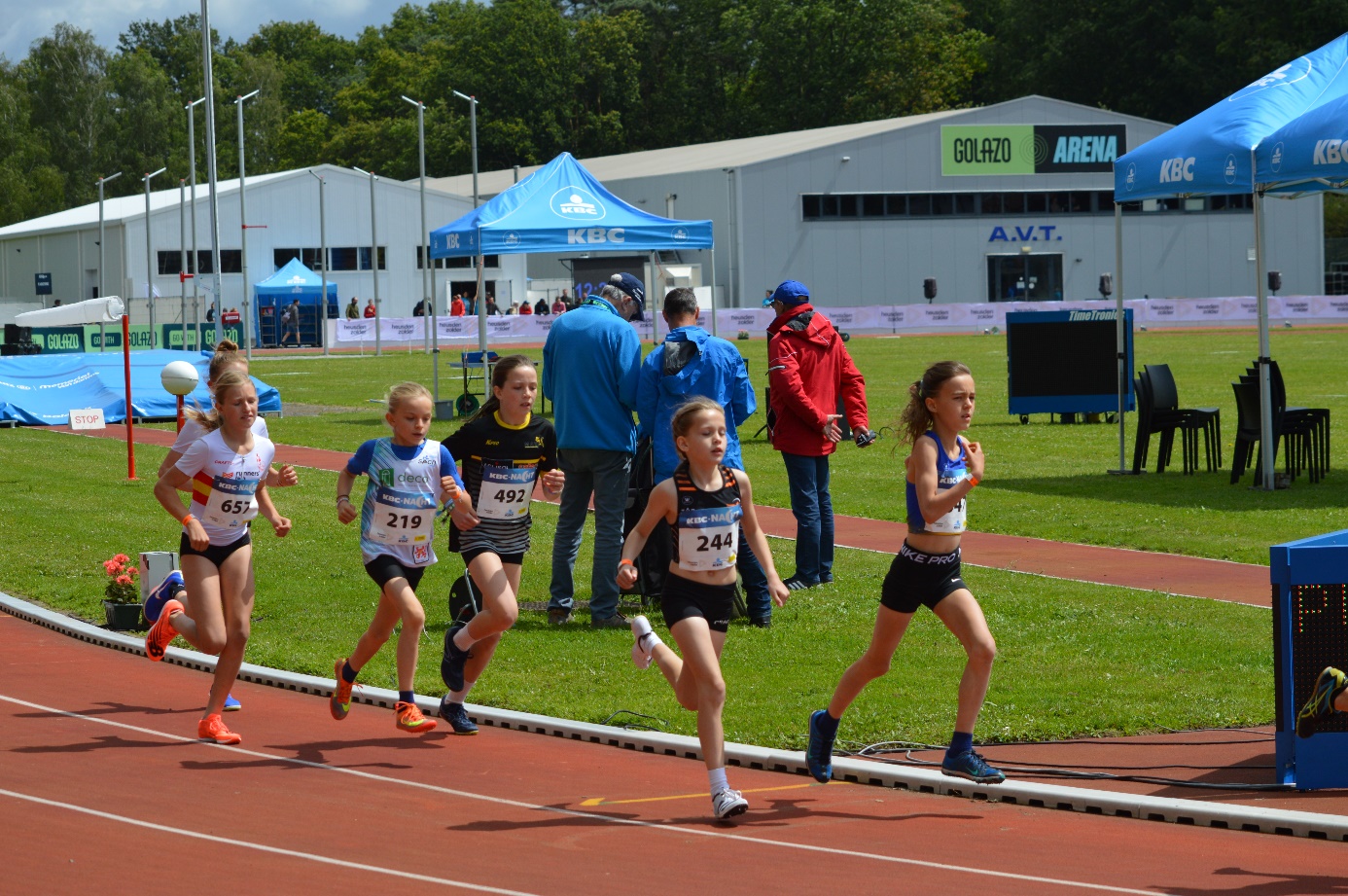 Afbeelding met sport, atletiek, buitenshuis, persoon

Automatisch gegenereerde beschrijving