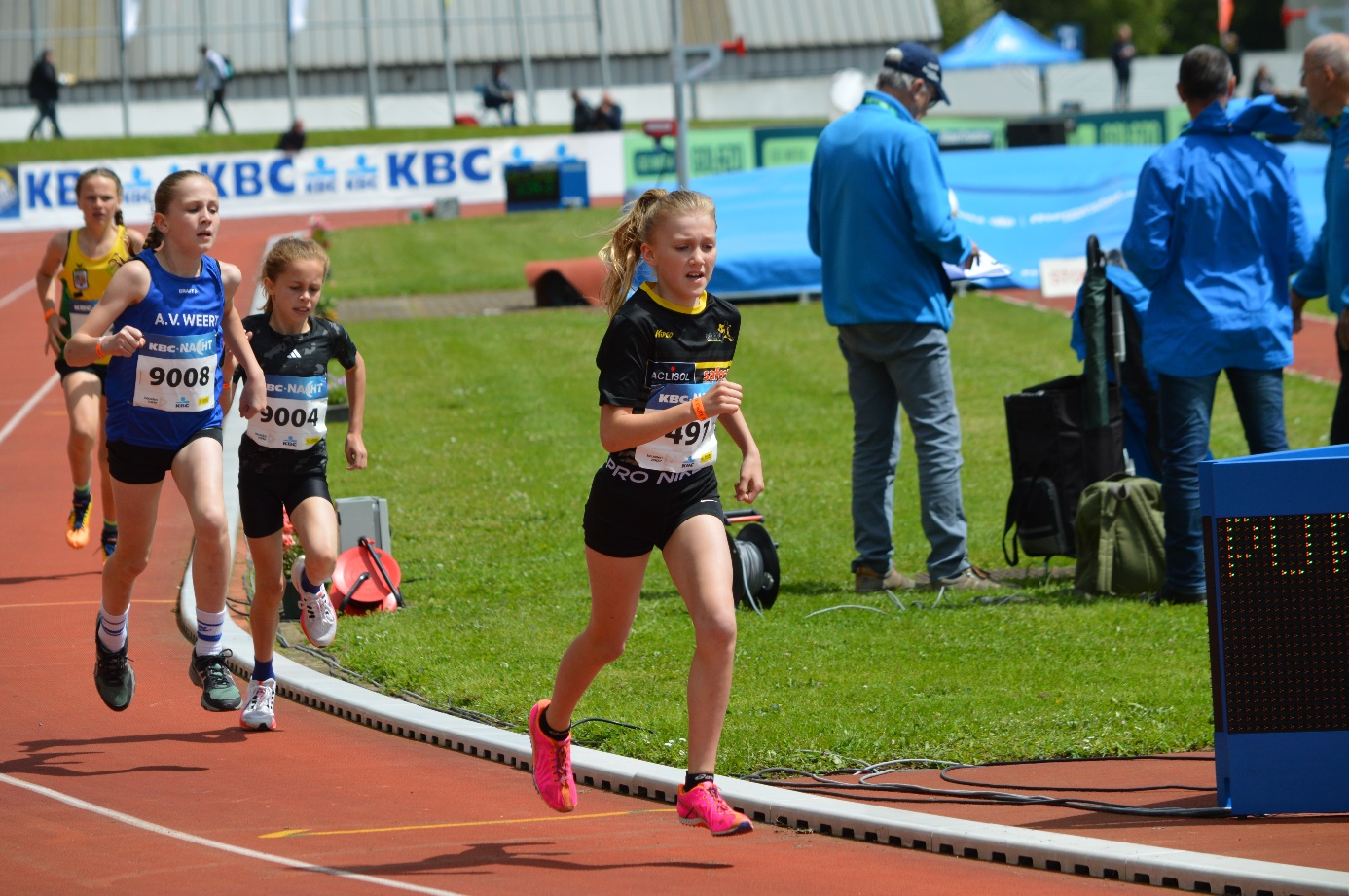 Afbeelding met sport, atletiek, persoon, buitenshuis

Automatisch gegenereerde beschrijving