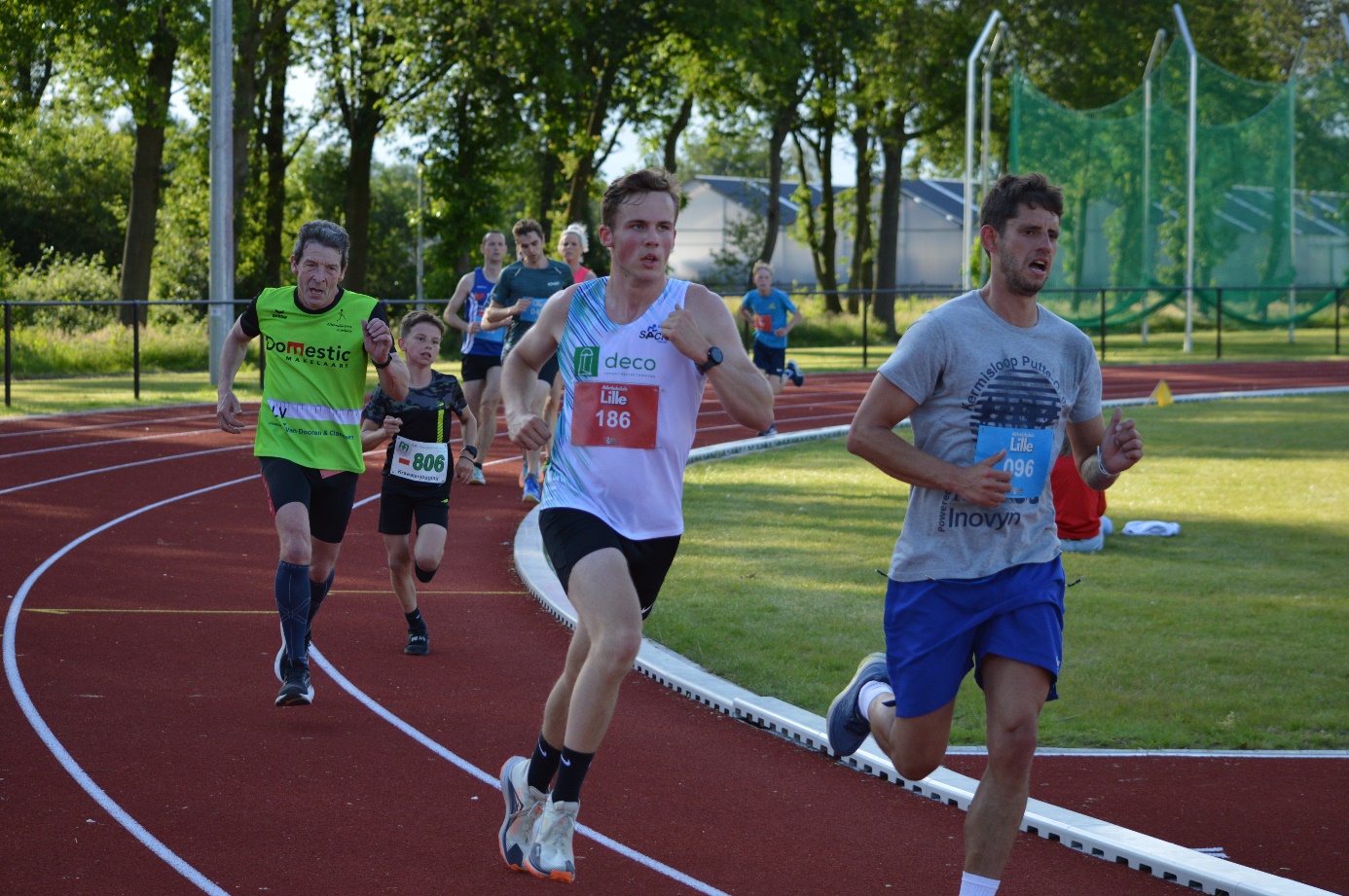 Afbeelding met sport, atletiek, persoon, buitenshuis

Automatisch gegenereerde beschrijving