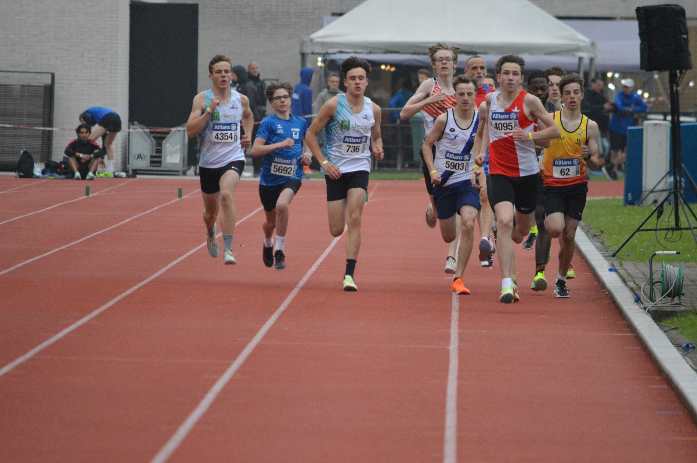 Afbeelding met sport, atletiek, persoon, schoeisel

Automatisch gegenereerde beschrijving