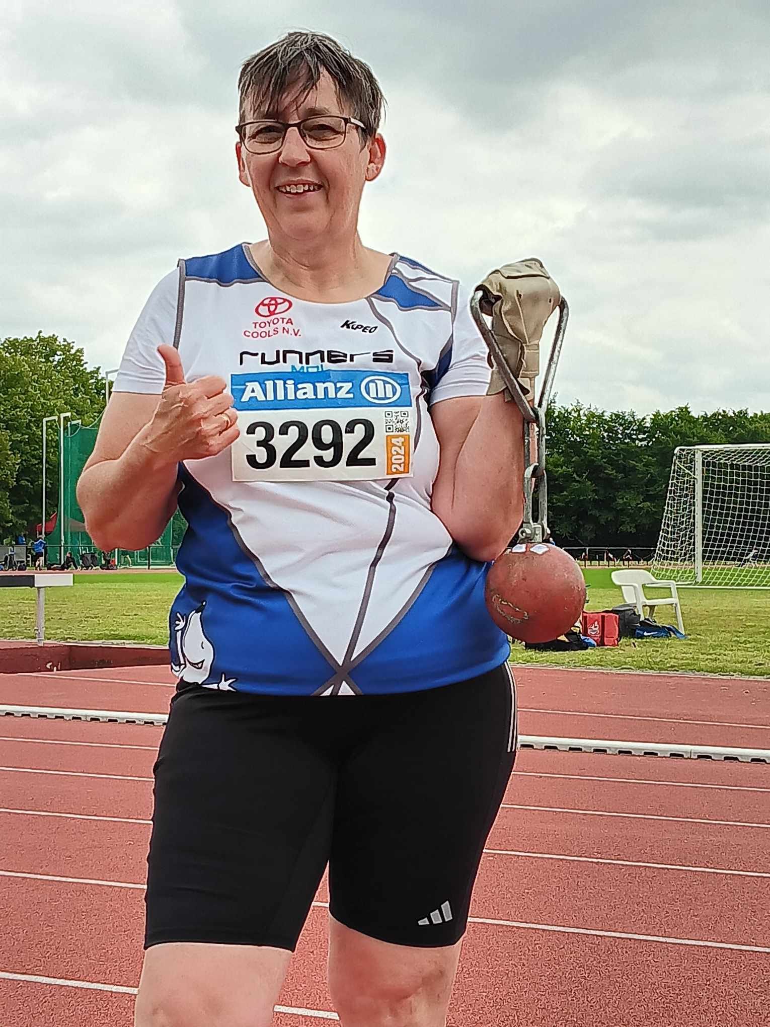 Kan een afbeelding zijn van ‎1 persoon, atletiek en ‎de tekst '‎KiPEO COOL COOLSN TOLSN.V. ΤΟΥ N.V. runners Allianz ባ 回シロ 3292 ออ ช اکوخ 01‎'‎‎