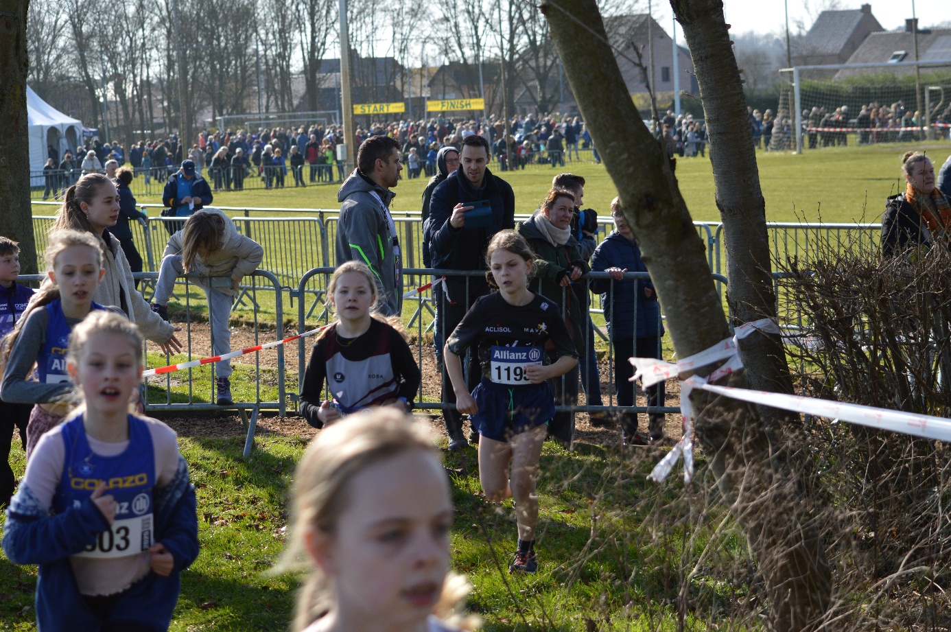 Afbeelding met buitenshuis, gras, persoon, boom

Door AI gegenereerde inhoud is mogelijk onjuist.