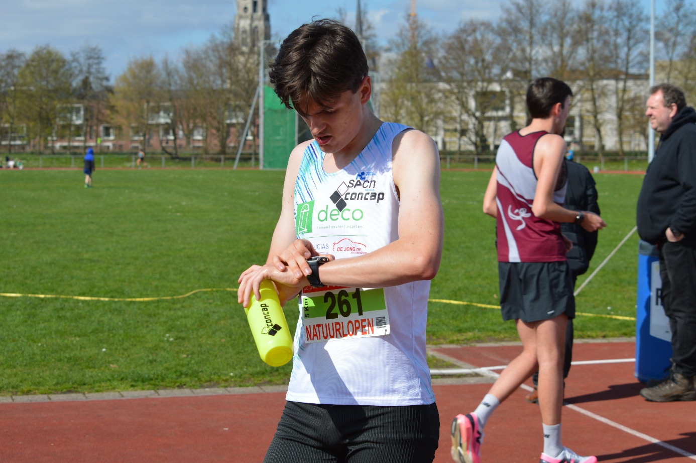 Afbeelding met buitenshuis, persoon, sport, atletiek

Door AI gegenereerde inhoud is mogelijk onjuist.