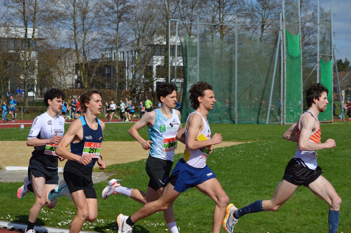 Afbeelding met buitenshuis, sport, persoon, gras

Door AI gegenereerde inhoud is mogelijk onjuist.