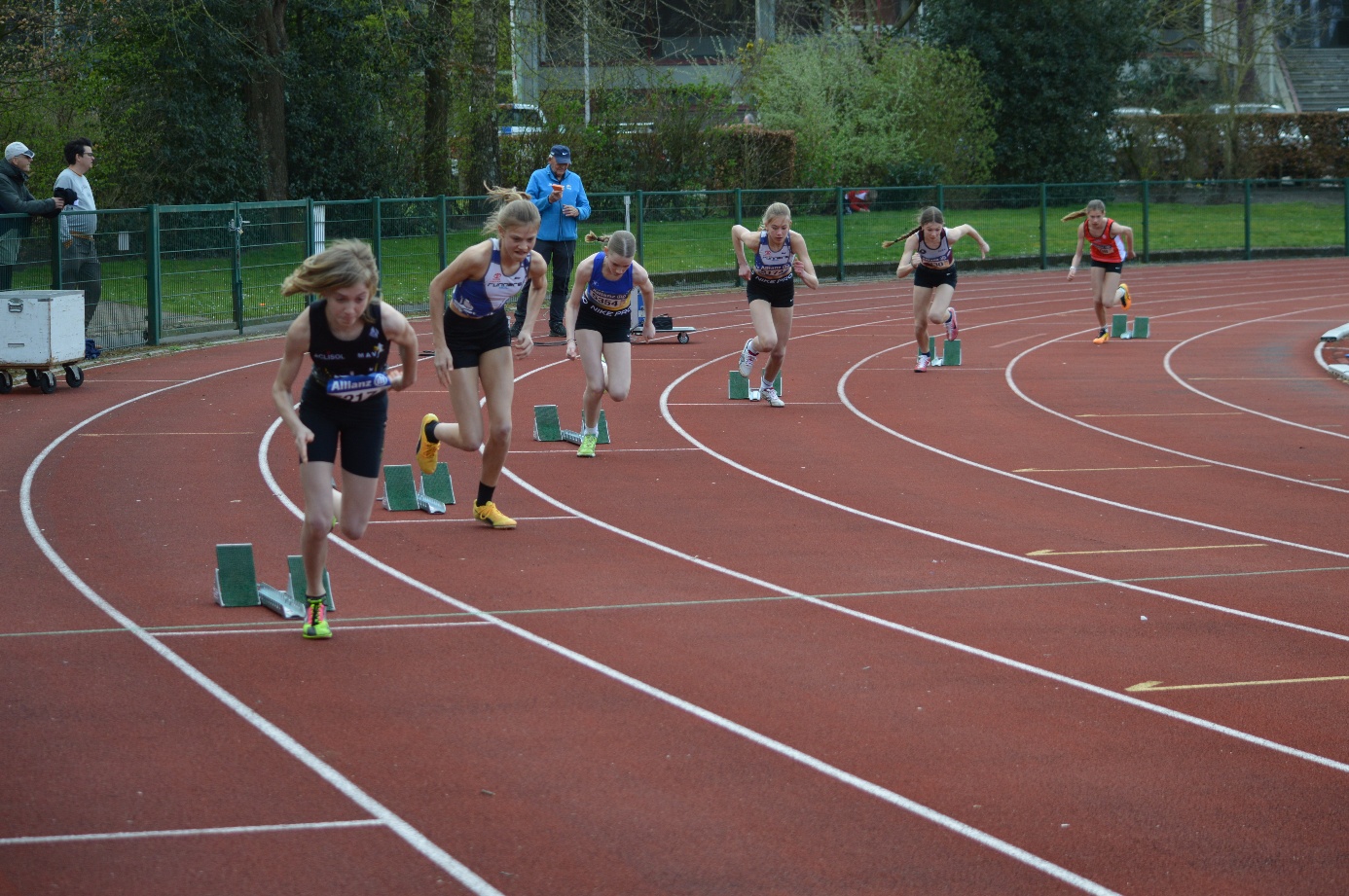 Afbeelding met buitenshuis, Sport, spoor, atleet

Door AI gegenereerde inhoud is mogelijk onjuist.