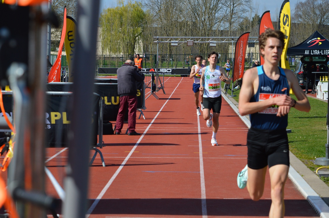 Afbeelding met persoon, buitenshuis, atletiek, sport

Door AI gegenereerde inhoud is mogelijk onjuist.