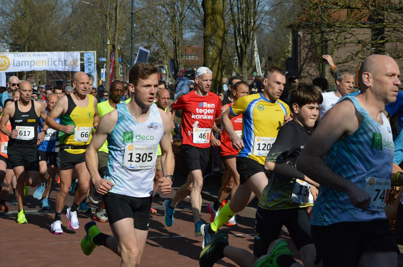 Afbeelding met persoon, buitenshuis, schoeisel, atleet

Door AI gegenereerde inhoud is mogelijk onjuist.