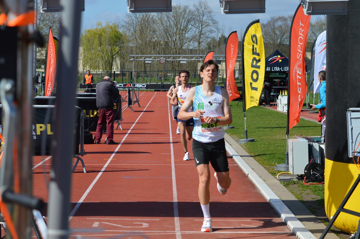 Afbeelding met persoon, buitenshuis, sport, atletiek

Door AI gegenereerde inhoud is mogelijk onjuist.