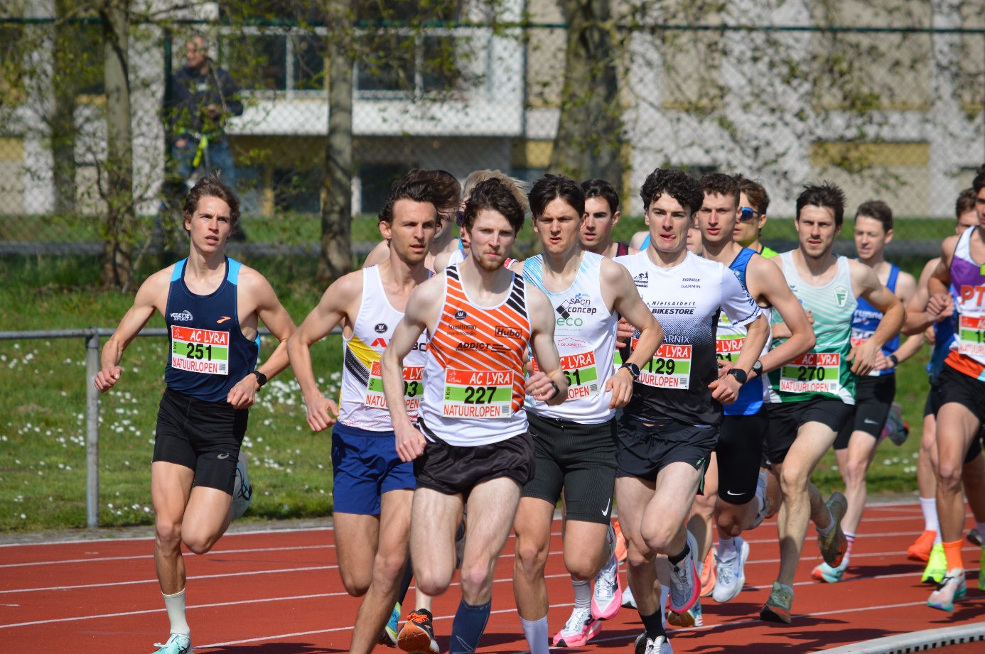 Afbeelding met persoon, sport, buitenshuis, spoor

Door AI gegenereerde inhoud is mogelijk onjuist.