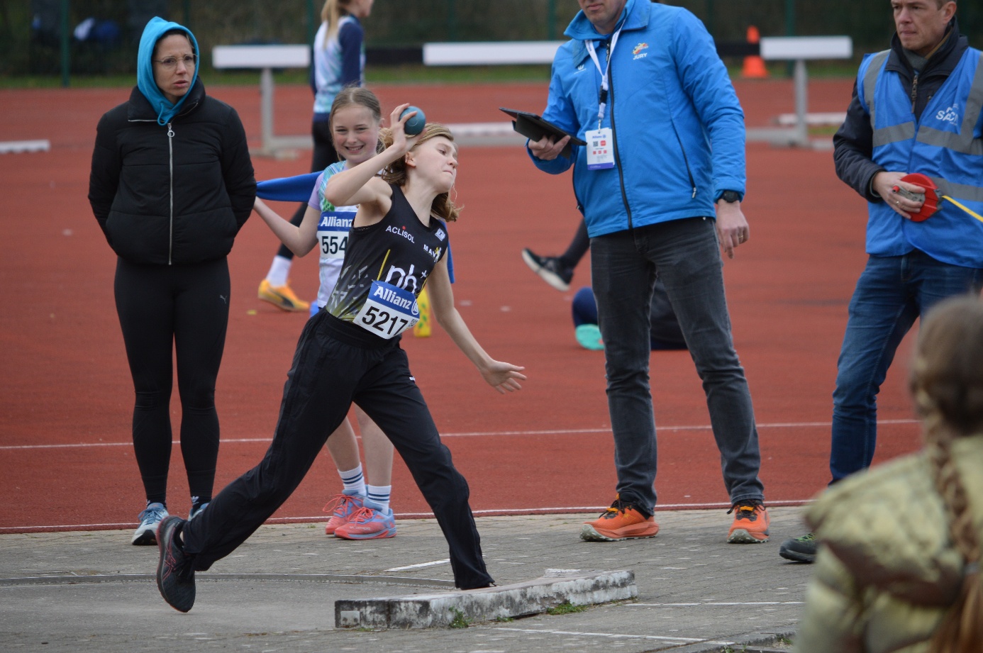 Afbeelding met persoon, sport, schoeisel, atletiek

Door AI gegenereerde inhoud is mogelijk onjuist.