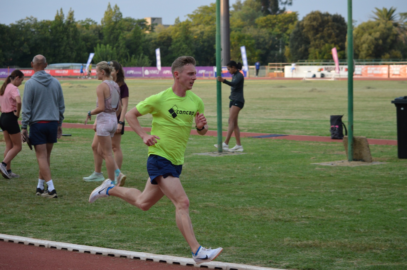 Afbeelding met buitenshuis, atletiek, sport, persoon

Door AI gegenereerde inhoud is mogelijk onjuist.