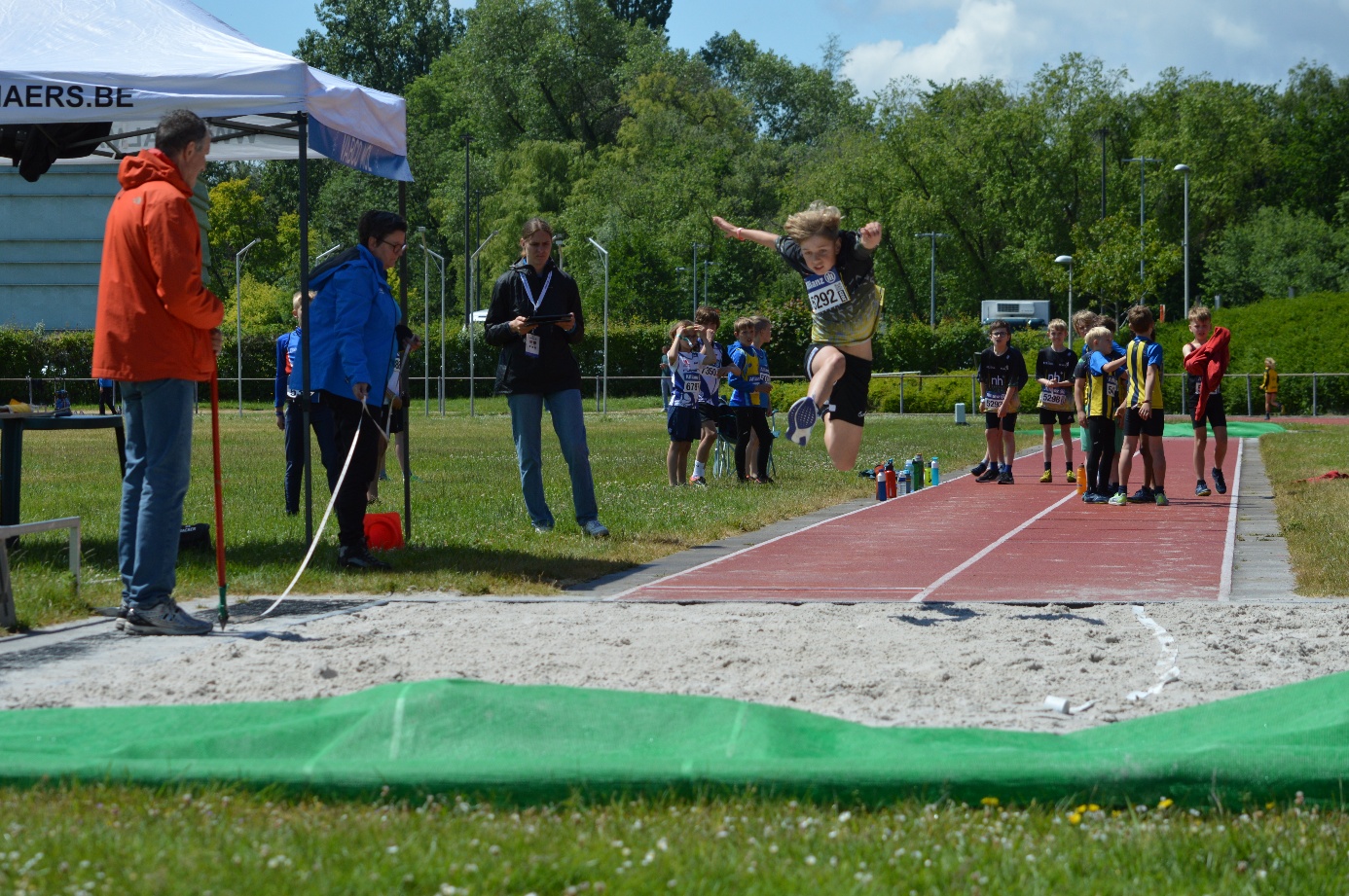 Afbeelding met atletiek, buitenshuis, springen, persoon

Door AI gegenereerde inhoud is mogelijk onjuist.