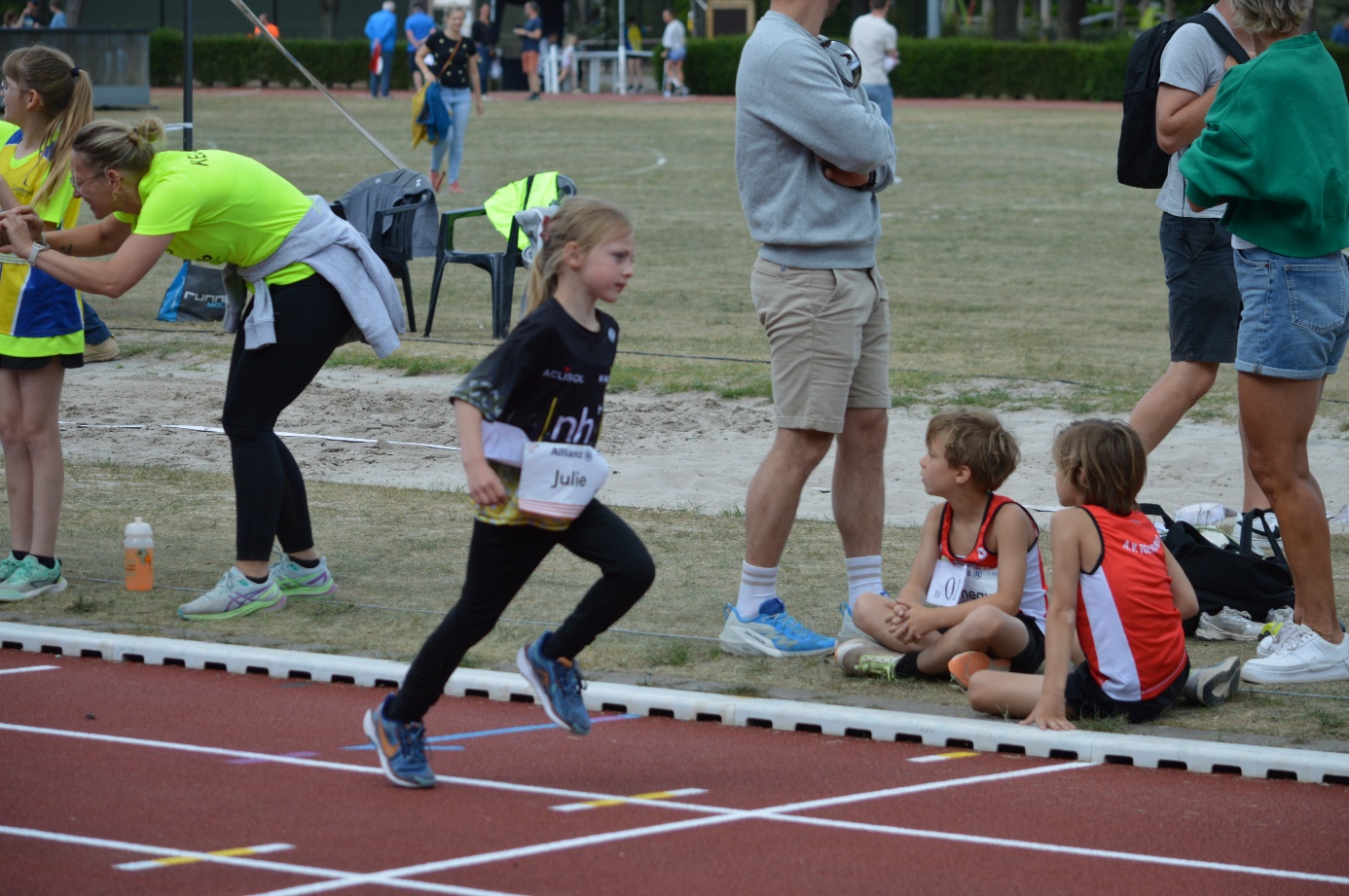 Afbeelding met atletiek, persoon, schoeisel, sport

Door AI gegenereerde inhoud is mogelijk onjuist.