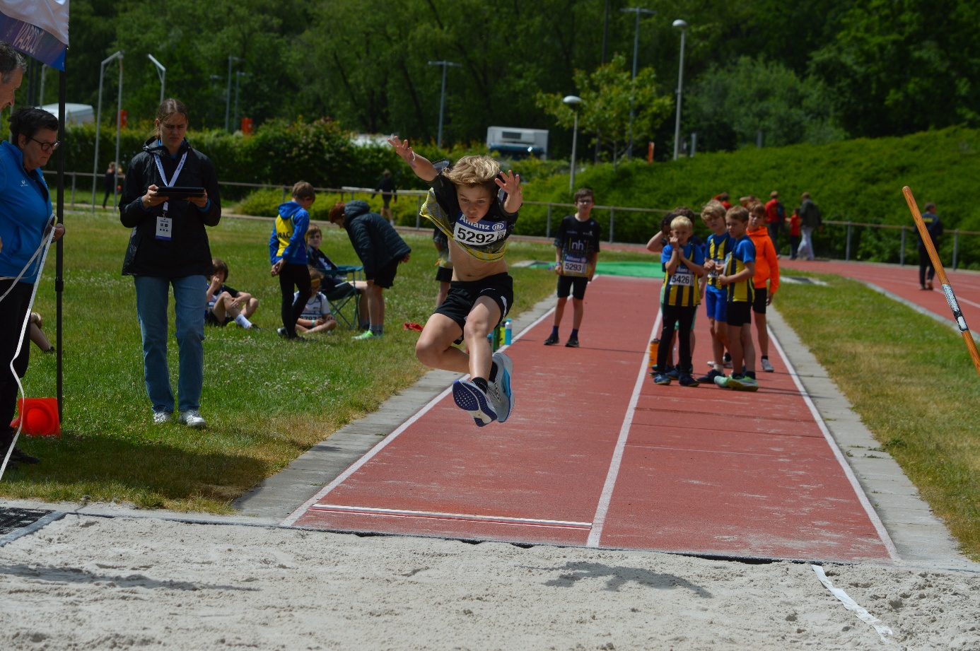 Afbeelding met atletiek, sport, buitenshuis, schoeisel

Door AI gegenereerde inhoud is mogelijk onjuist.