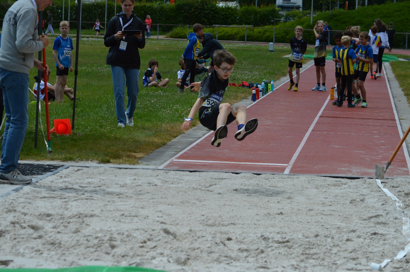 Afbeelding met atletiek, sport, buitenshuis, springen

Door AI gegenereerde inhoud is mogelijk onjuist.