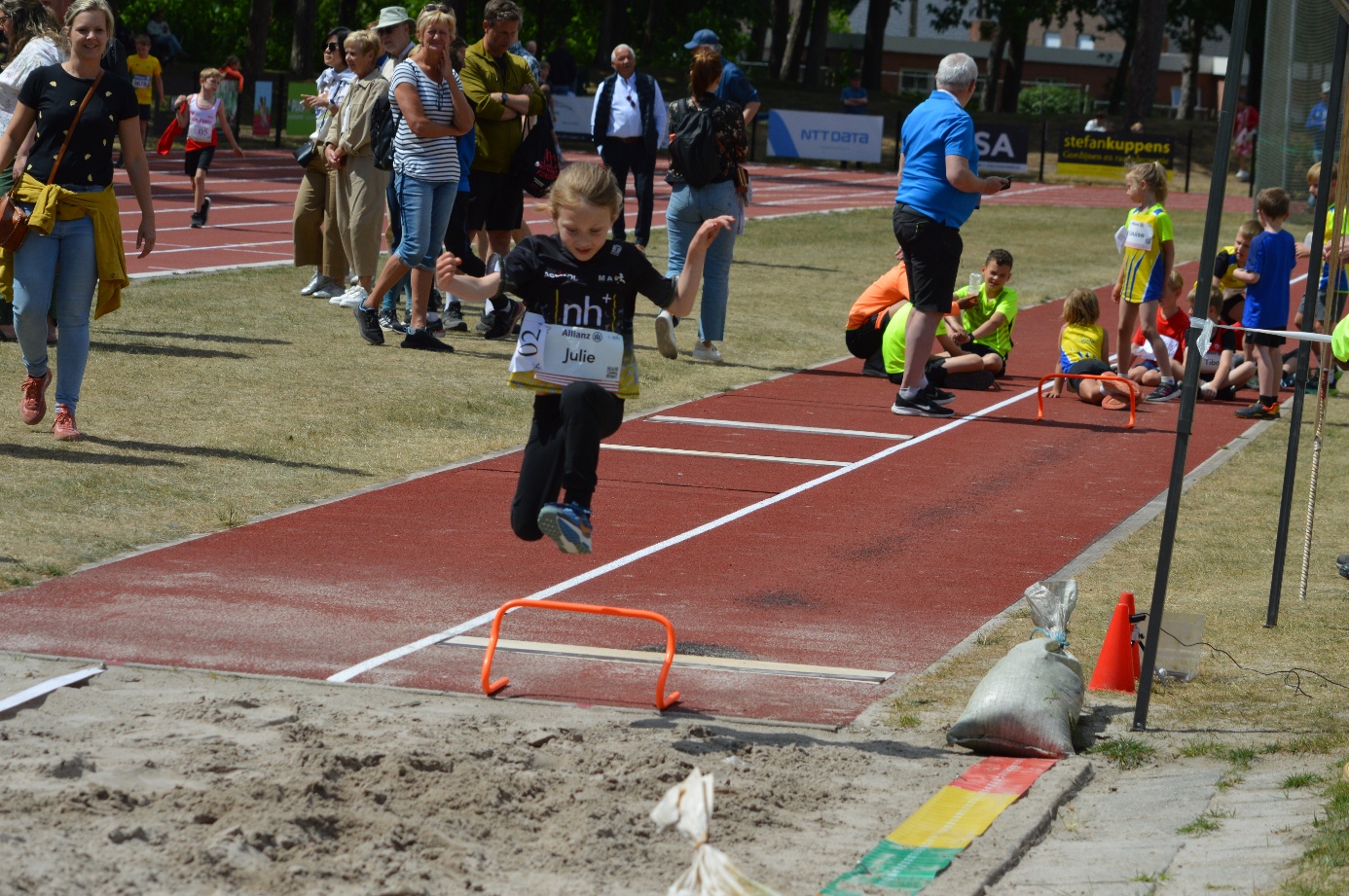 Afbeelding met atletiek, sport, buitenshuis, springen

Door AI gegenereerde inhoud is mogelijk onjuist.