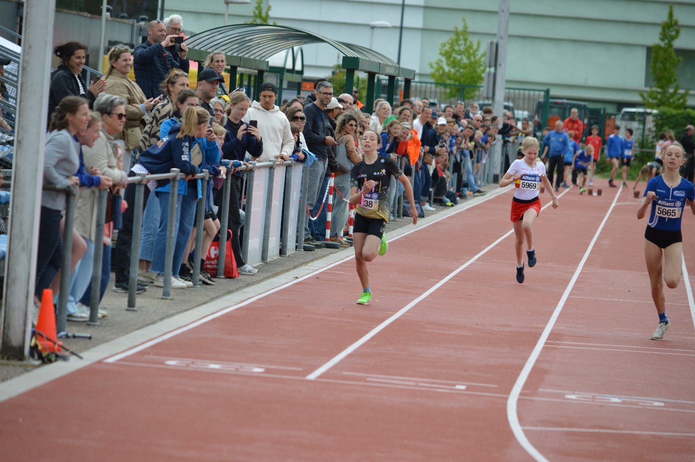 Afbeelding met atletiek, sport, persoon, schoeisel

Door AI gegenereerde inhoud is mogelijk onjuist.