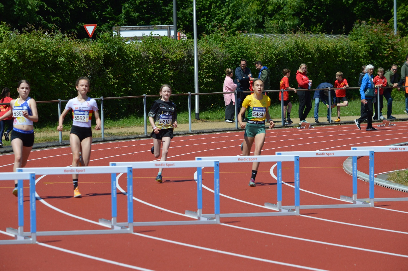 Afbeelding met buitenshuis, atletiek, sport, Individuele sporten

Door AI gegenereerde inhoud is mogelijk onjuist.