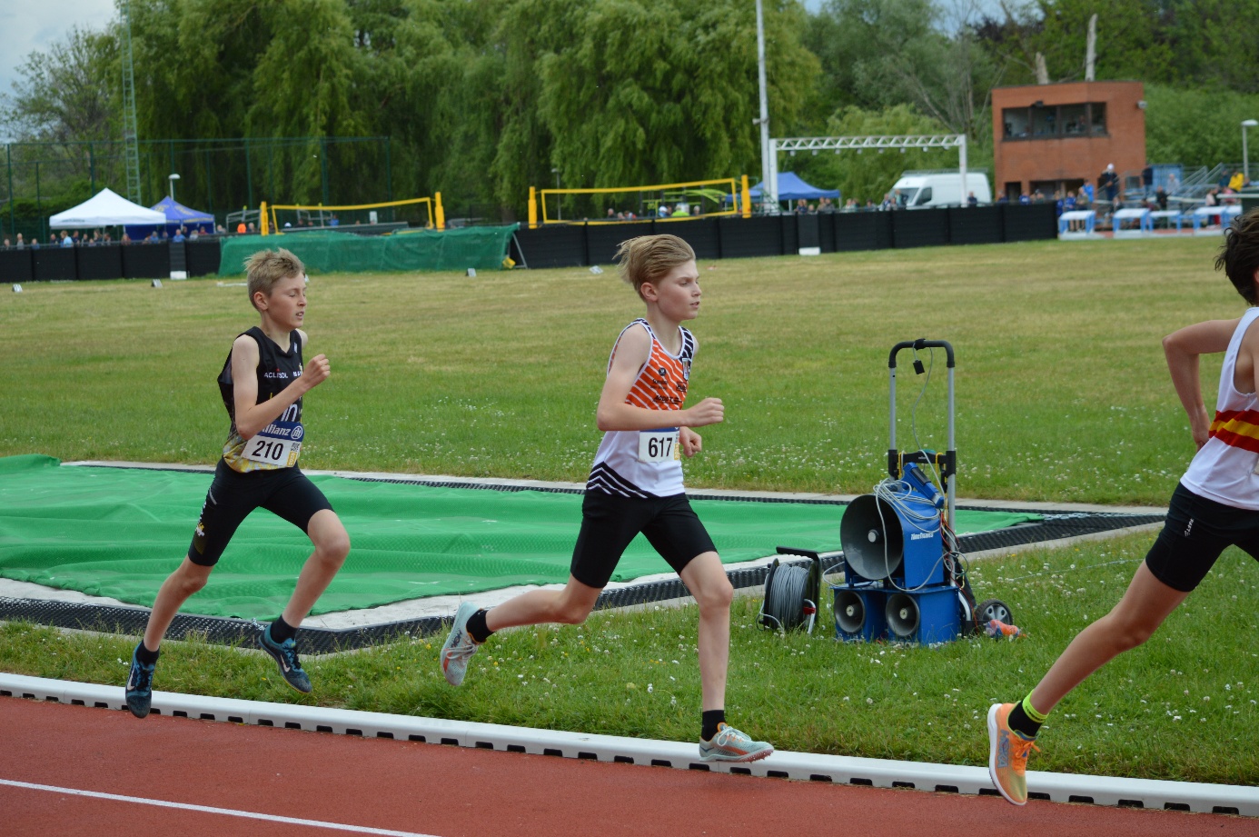 Afbeelding met buitenshuis, gras, atletiek, persoon

Door AI gegenereerde inhoud is mogelijk onjuist.
