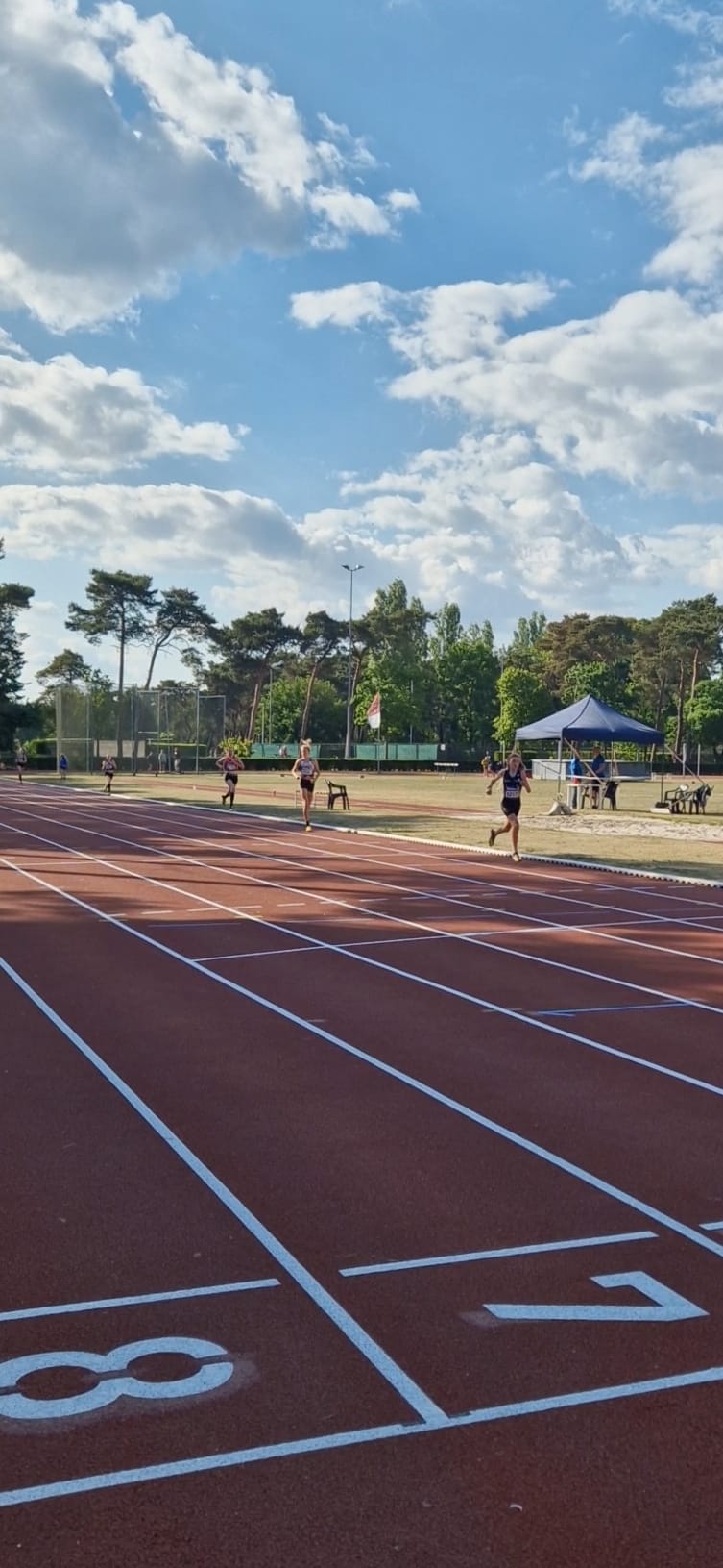 Afbeelding met buitenshuis, hemel, sport, atletiek

Door AI gegenereerde inhoud is mogelijk onjuist.