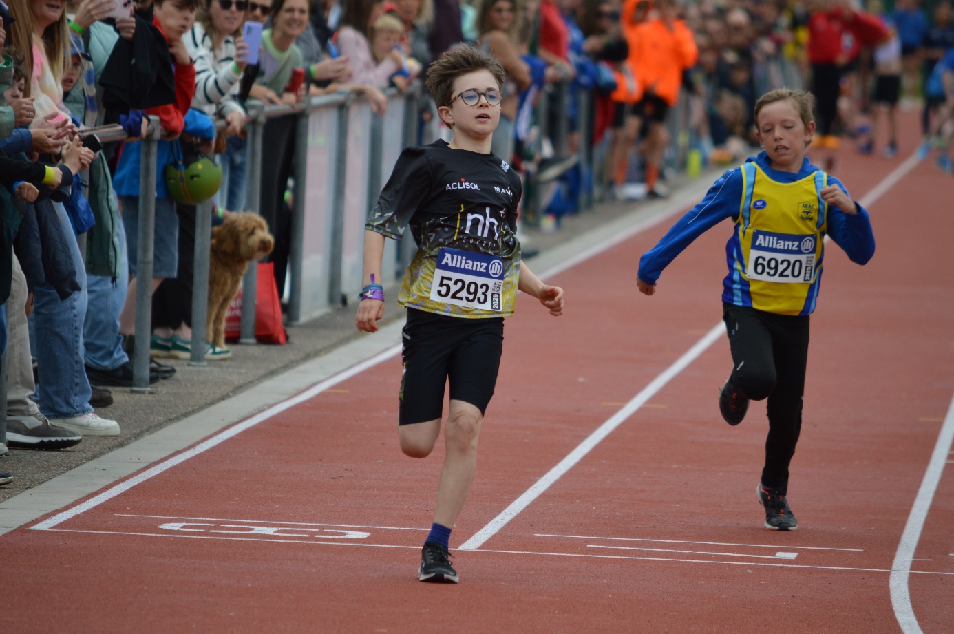 Afbeelding met persoon, schoeisel, atletiek, sport

Door AI gegenereerde inhoud is mogelijk onjuist.