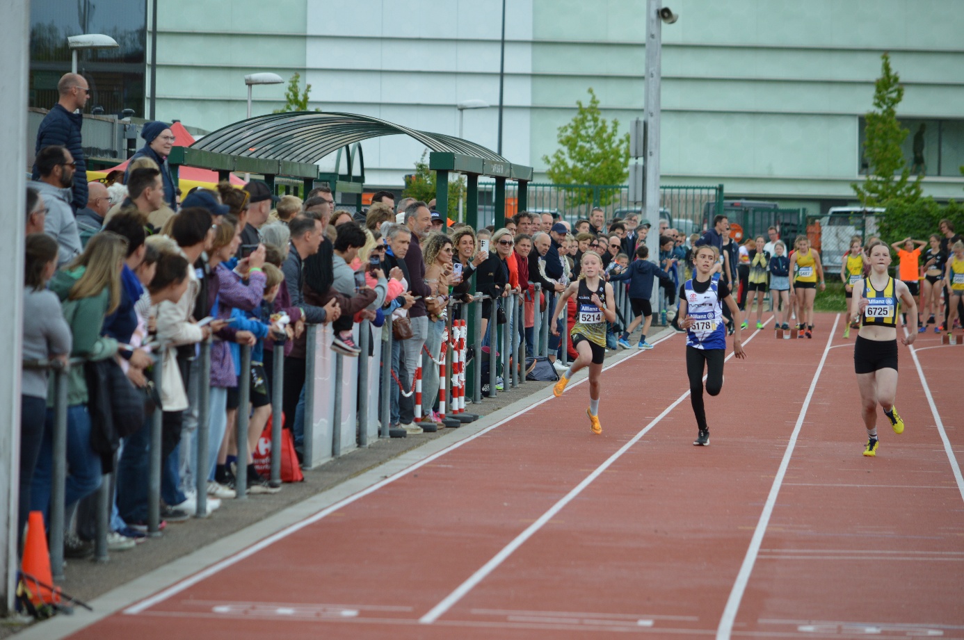 Afbeelding met sport, atletiek, persoon, schoeisel

Door AI gegenereerde inhoud is mogelijk onjuist.