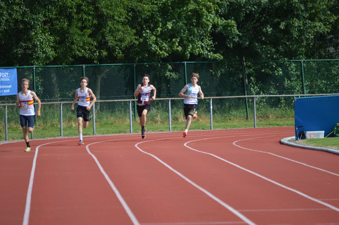 Afbeelding met buitenshuis, sport, Sport, persoon

Door AI gegenereerde inhoud is mogelijk onjuist.