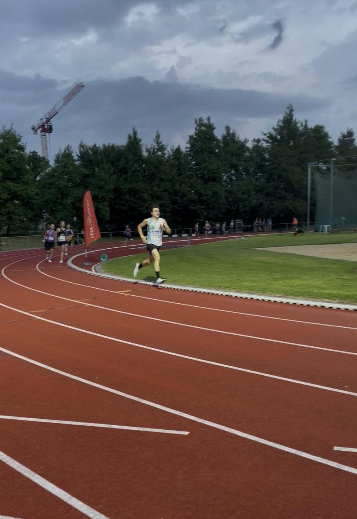 Kan een afbeelding zijn van 5 mensen en atletiek